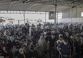 Egipto abre el paso de Rafah para la salida de Gaza de medio millar de extranjeros y unos 80 palestinos heridos graves