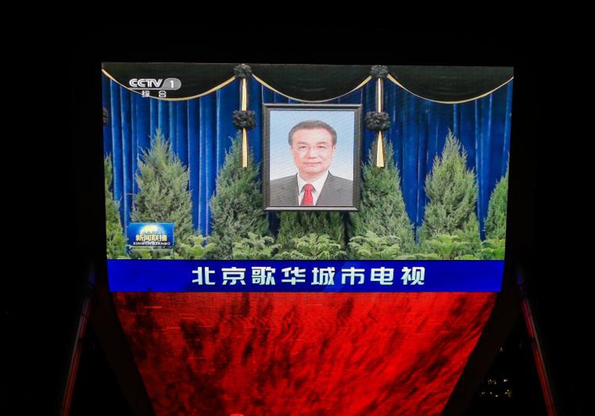 Una gran pantalla muestra un retrato del ex primer ministro chino Li Keqiang en Pekín