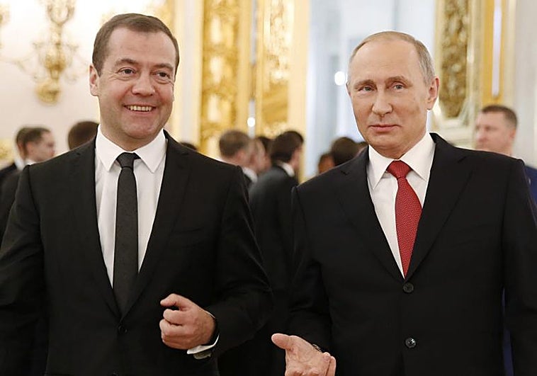 Dmitri Medvédev, expresidente ruso y actual vicepresidente del Consejo de Seguridad del Kremlin, junto a Vladímir Putin en 2016