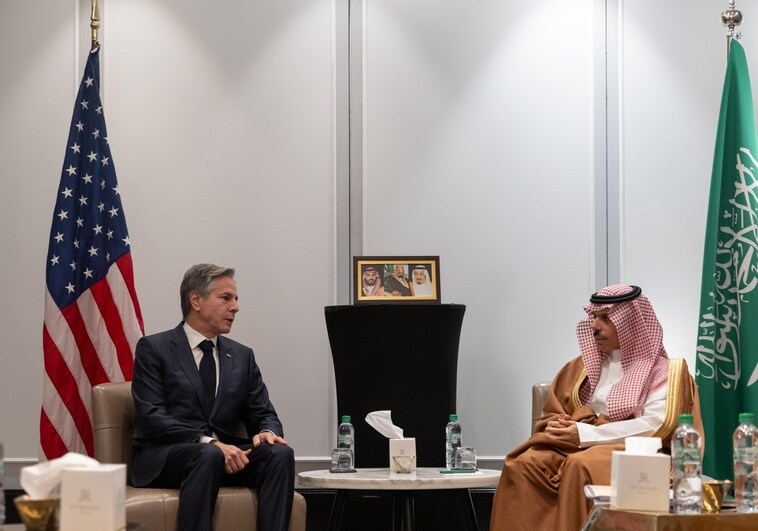 El ministro saudí de Asuntos Exteriores, Faisal bin Farhan Al-Saud (dcha.), se reúne con el secretario de Estado estadounidense, Antony Blinken, al margen de la reunión de varios ministros árabes de Asuntos Exteriores con Blinken, en Amán