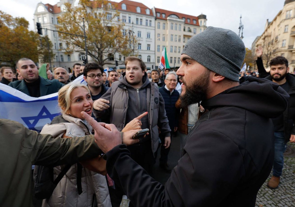 Un hombre se enfrenta a unos manifestantes durante una reciente marcha en apoyo a Israel en Berlín