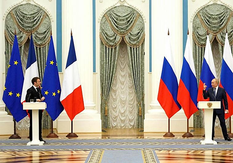 Emmanuel Macron, presidente de Francia, y Vladímir Putin, su homólogo de Rusia, en 2022