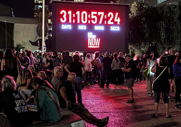 Israelíes reunidos en torno a un reloj que marca el tiempo desde que Hamás tomara a más de 240 rehenes el pasado 7 de octubre