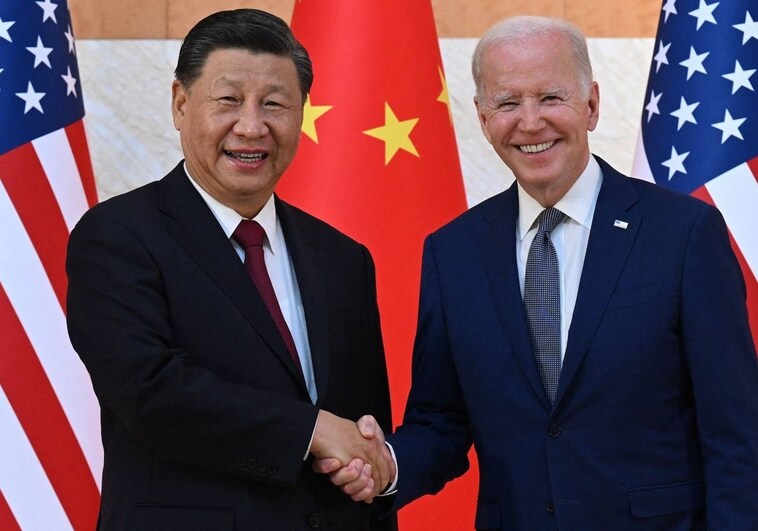 l presidente estadounidense Joe Biden (derecha) y el presidente de China, Xi Jinping (izq.), se dan la mano mientras se reúnen al margen de la Cumbre del G20