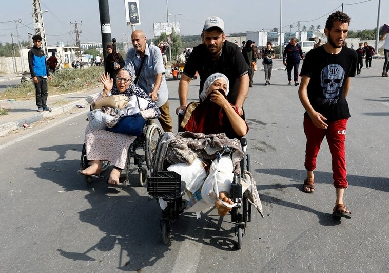 Dos mujeres heridas son trasladadas del norte al sur de Gaza, en medio de bombardeos