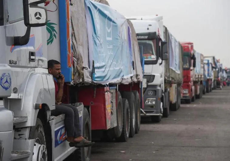 Los camiones que transportan ayuda humanitaria a los palestinos esperan en la carretera del desierto (El Cairo - Ismailia) de camino al paso fronterizo de Rafah para entrar en Gaza