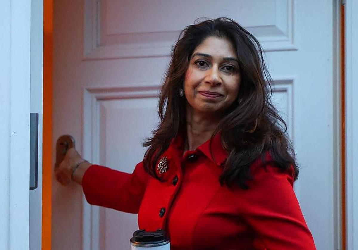 Suella Braverman este viernes en la puerta de su casa de Londres