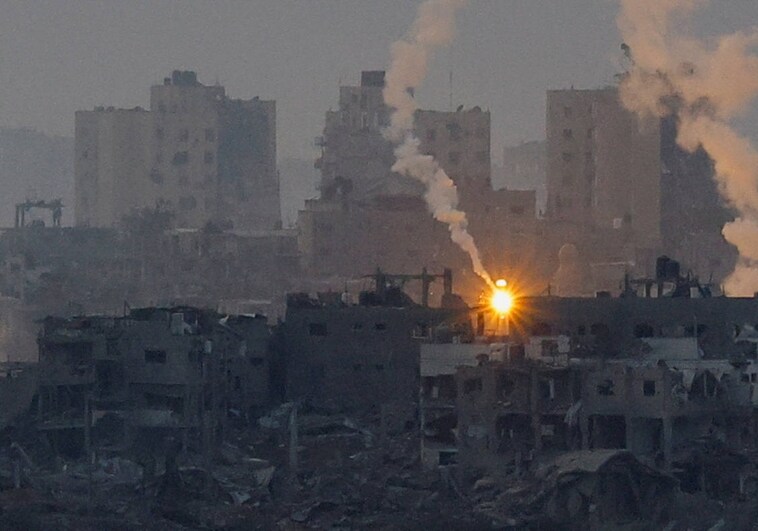 Una bengala arde sobre Gaza, vista desde el sur de Israel