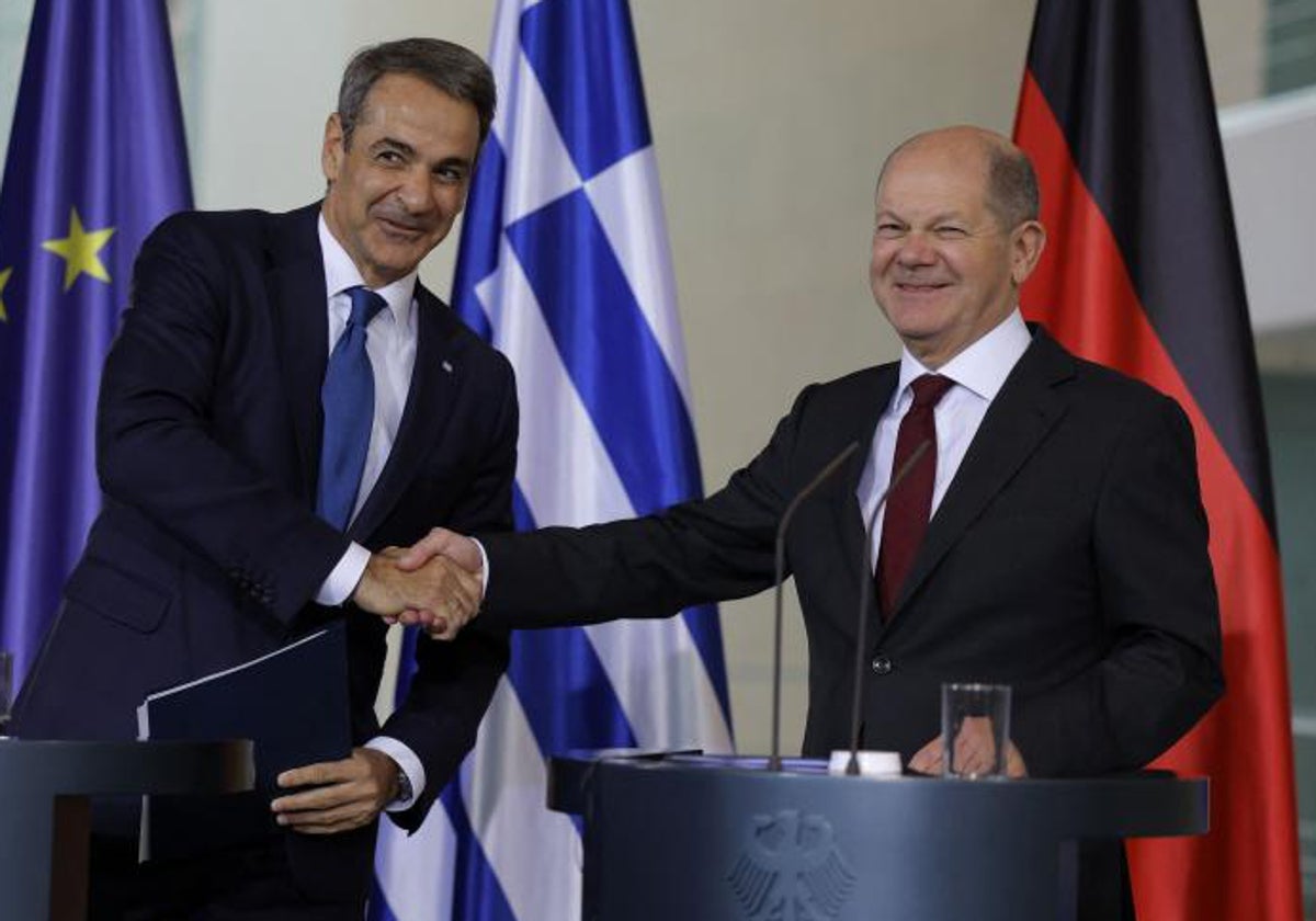 Olaf Scholz, canciller de Alemania, junto a Kyriakos Mitsotakis, primer ministro de Grecia