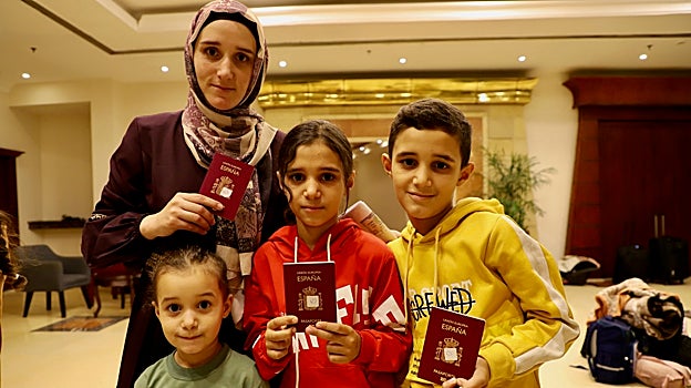 Nada más llegar a El Cairo desde el paso de Rafah, una familia hispano-palestina evacuada de Gaza muestra sus pasaportes españoles