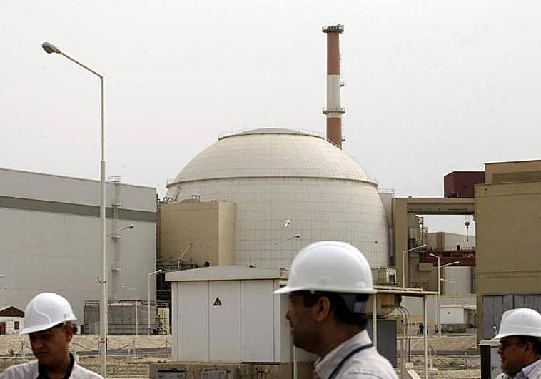 Técnicos en el exterior de una central nuclear iraní