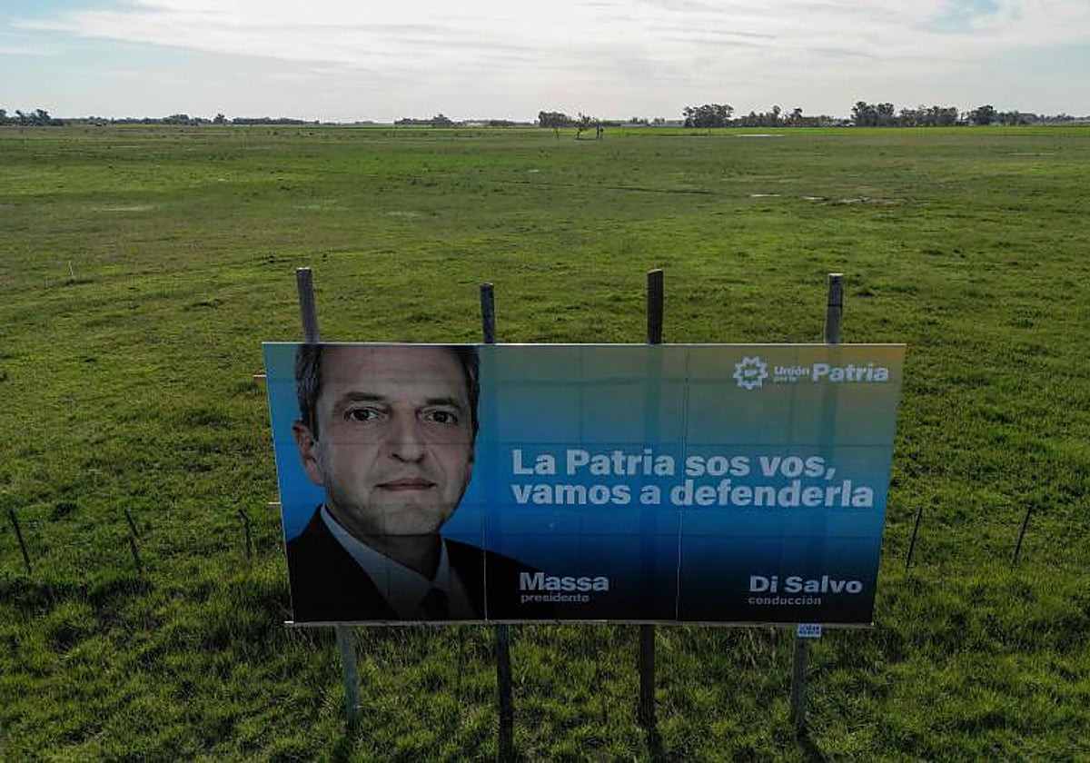 Cartel electoral de Massa en la carretera de Saladillo, en la provincia de Buenos Aires