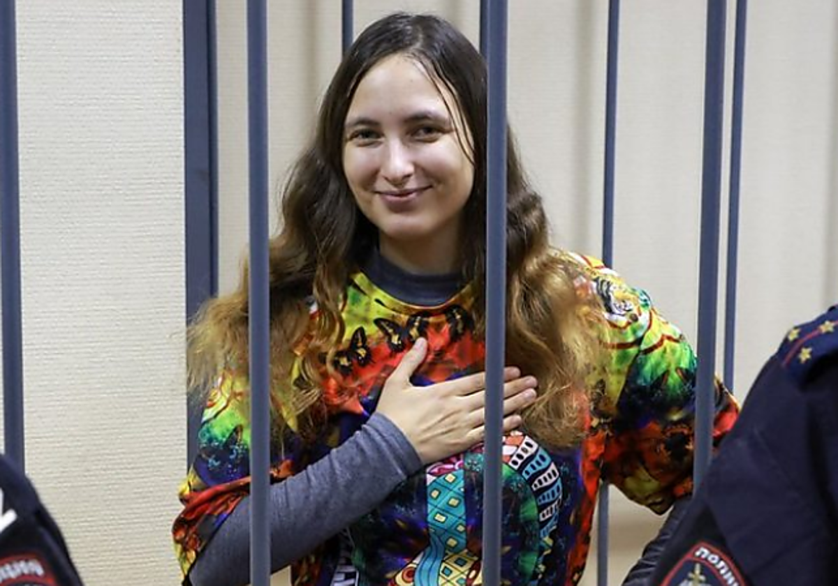 Una artista rusa, condenada a 7 años de cárcel por sustituir los precios de un supermercado por mensajes contra la guerra