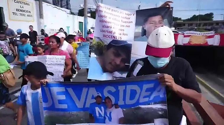 Manifestante llegan cerca del hotel Miss Universo y protestan contra el Gobierno de Bukele