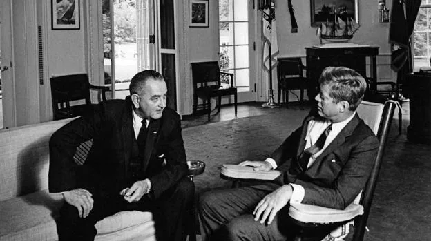 Kennedy con Lyndon B. Johnson, vicepresidente de su gobierno y su predecesor en la Casa Blanca