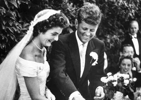 Imagen secundaria 1 - En las imágenes puede verse al joven matrimonio con sus hijos, Caroline y John Jr., y también el día de su boda, el 12 de noviembre de 1953 