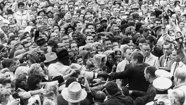 Kennedy saluda a los asistentes a una manifestación en Texas, horas antes de su muerte