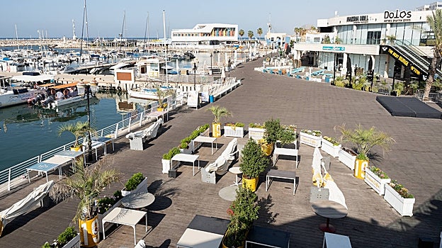 Sin afluencia de gente en el paseo marítimo de Ascalón, tradicionalmente animado