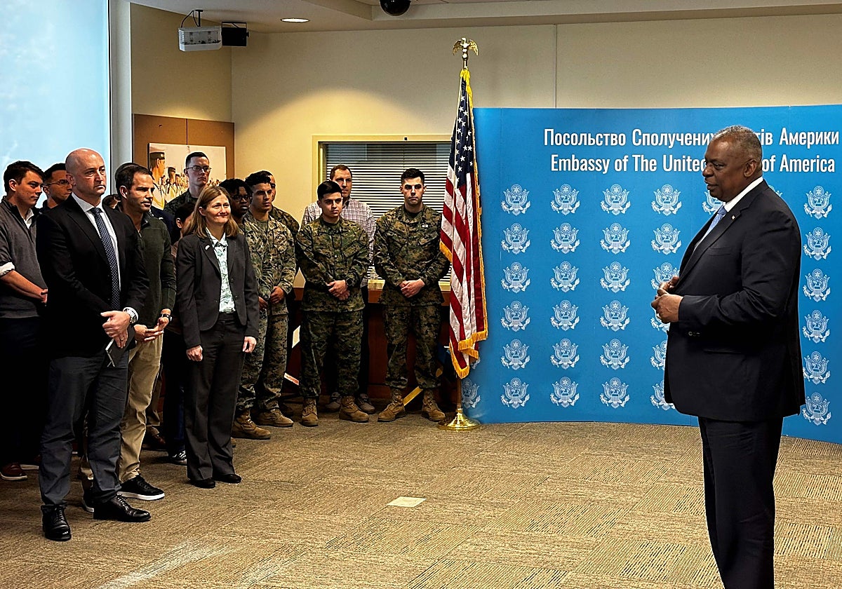 Austin a su llegada a la embajada de EE.UU. en Kiev