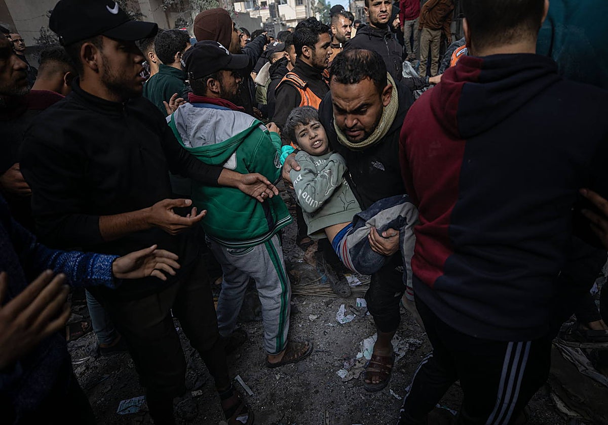 Un niño es evacuado tras un bombardeo en Rafah