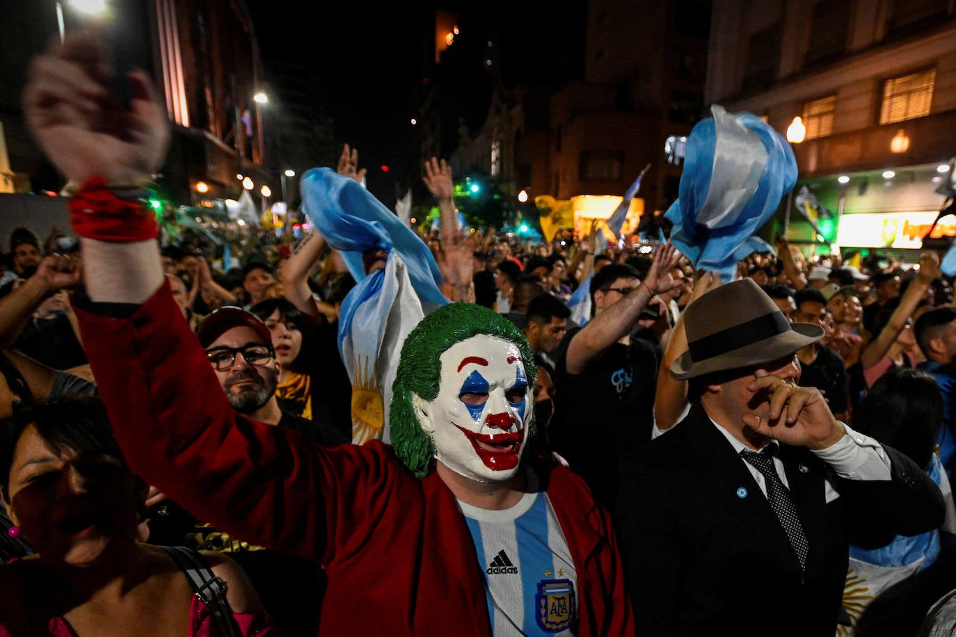 Colorida concentración de apoyo al ganador de las elecciones