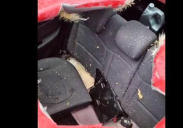 La Policía y los bomberos de Estrasburgo investigan un agujero de 50 centímetros de diámetro en el techo de un coche