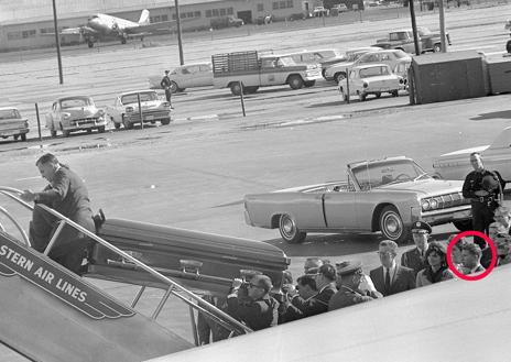 Imagen secundaria 1 - En la primera imagen, Paul Landis en el séquito presidencial en Dallas. En la segunda, subiendo el féretro de JFK al Air Force One. En la última, su función era proteger a Jackie Kennedy.