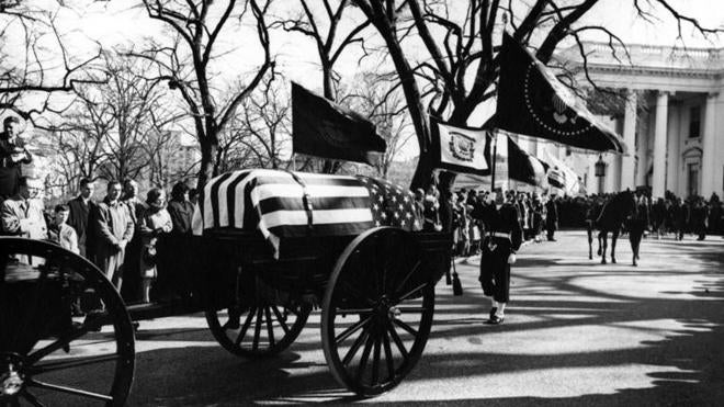 Imagen del féretro de JFK durante los actos fúnebres en la Casa Blanca en Washington