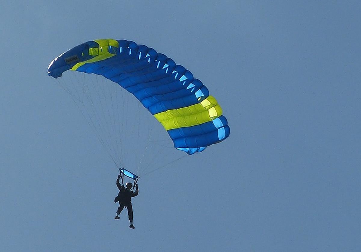 Una persona practica paracaidismo en una imagen de archivo