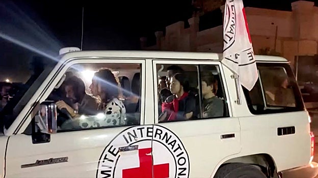 Los primeros liberados por Hamás llegan al cruce de Rafah