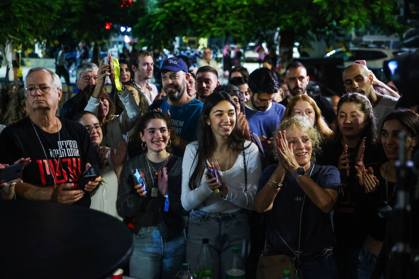 Grupos de personas celebran en Tel Aviv la liberación de rehenes.