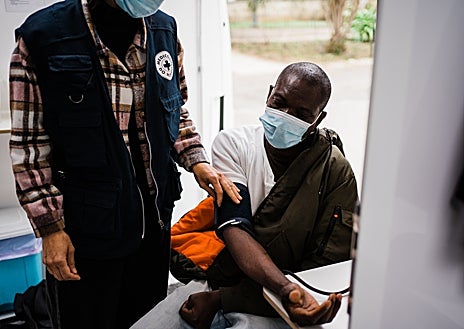Imagen secundaria 1 - Arriba, una voluntaria recogiendo jeringuillas. Muchas asociaciones promueven el consumo higiénico de esta sustancia (abajo a la derecha) 