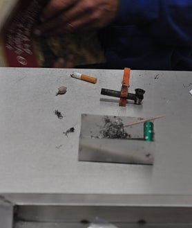 Imagen secundaria 2 - Arriba, una voluntaria recogiendo jeringuillas. Muchas asociaciones promueven el consumo higiénico de esta sustancia (abajo a la derecha) 