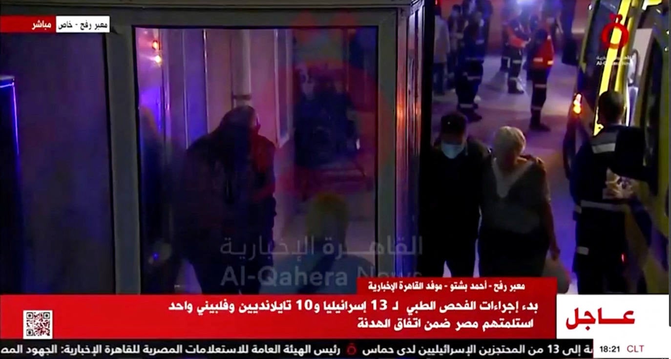 Los rehenes bajan de los vehículos. 