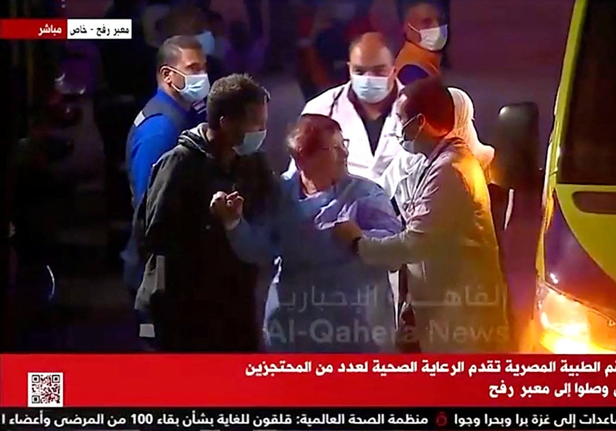 Imagen de los rehenes liberados bajando de los vehículos al llegar a la frontera con Gaza.