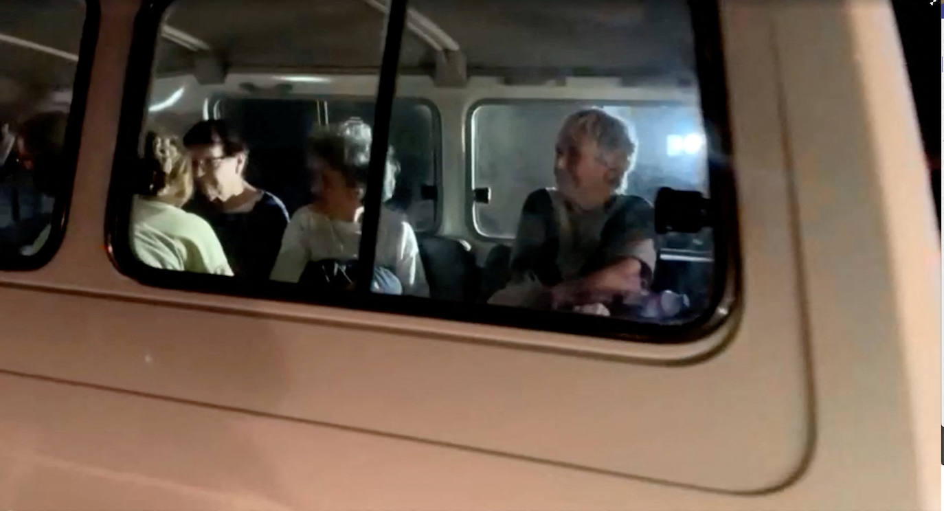 Interior de uno de los vehículos en los que viajan los rehenes liberados.