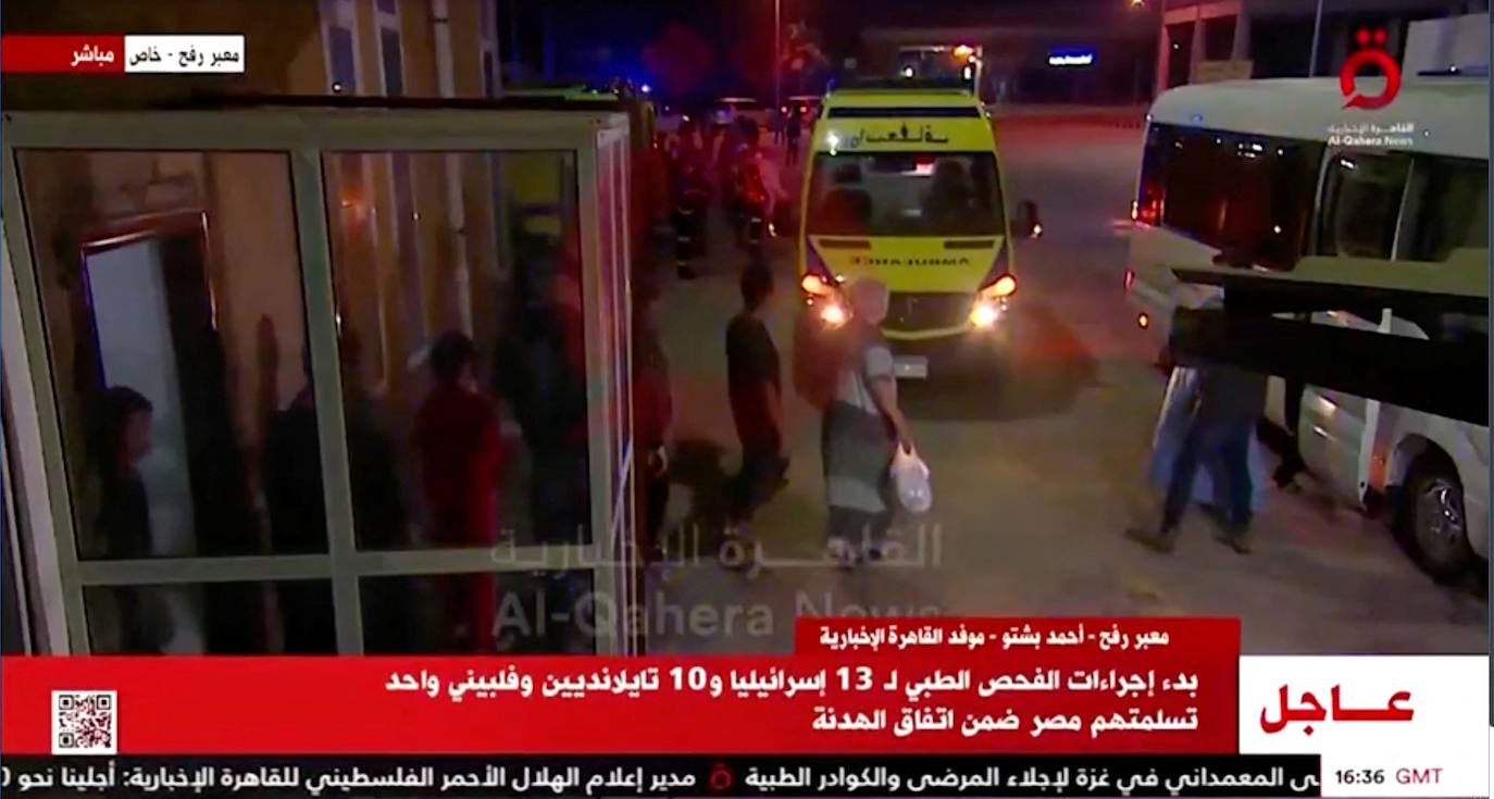 Los rehenes llegan al punto fronterizo y descienden de los vehículos.