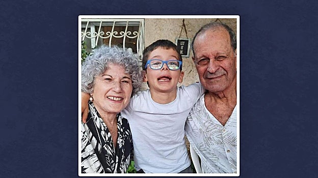 Ruth Munder y su nieto Ohad