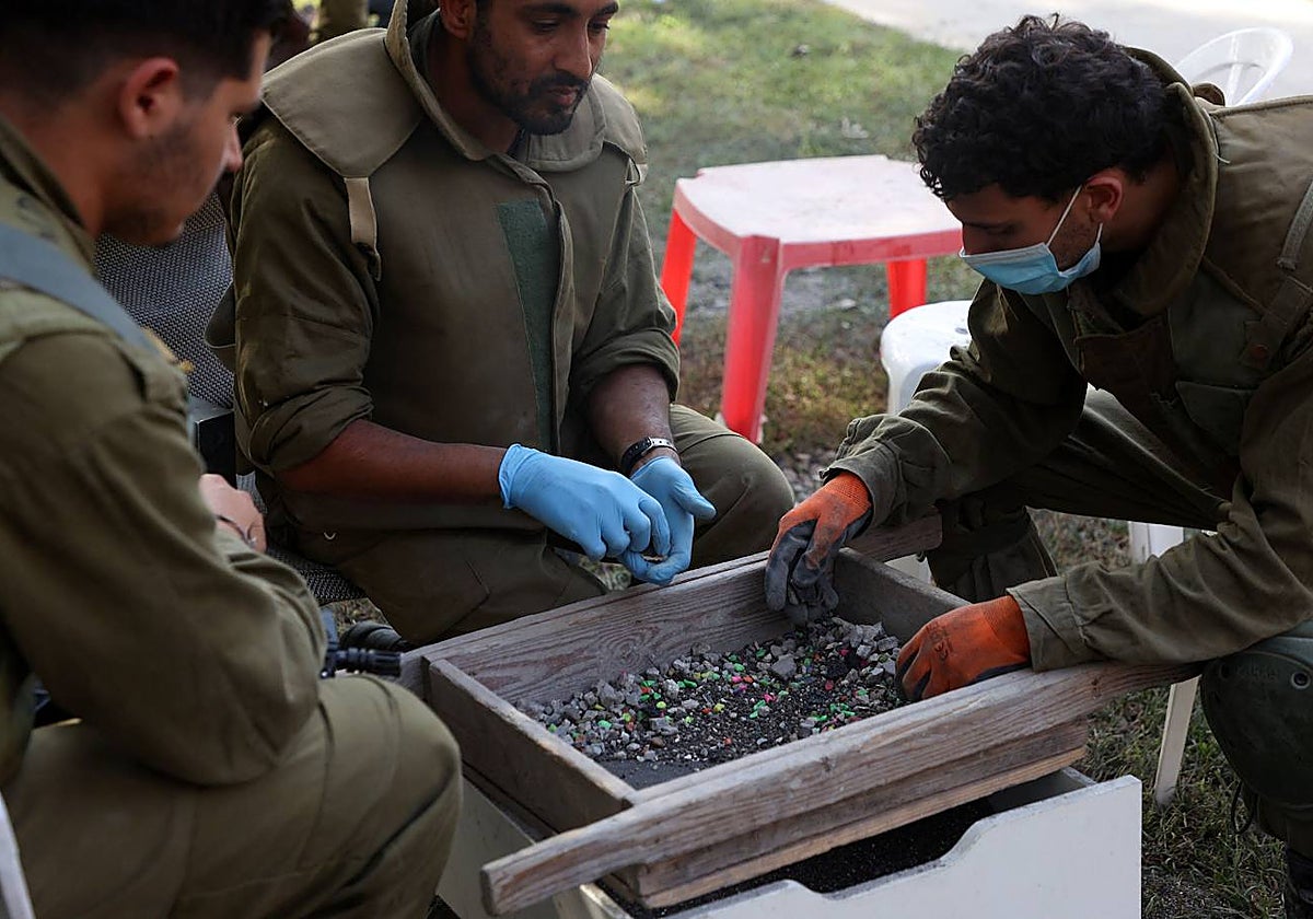 Arqueólogos para poner nombre a los asesinados por Hamás