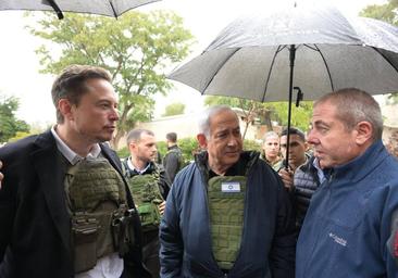 Musk visita en Israel uno de los primeros kibutzs atacados por Hamás y llega a un principio de acuerdo para el uso condicionado de Starlink en Gaza