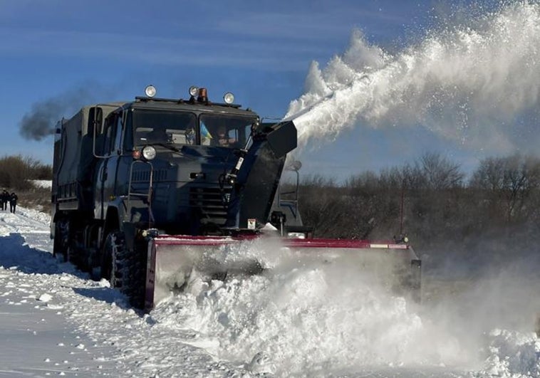 Fotografía proporcionada por el Servicio Estatal de Emergencia de Ucrania que muestra una carretera en ruta durante una nevada nocturna en la región de Mykolaiv, Ucrania.