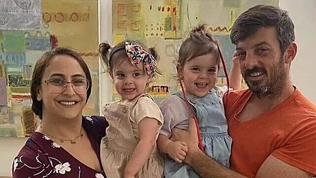 El matrimonio Cunio, compuesto por Sharon y David, junto con sus dos gemelas, Emma y Yuli