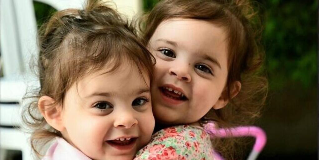 Emma y Yuli Cunio, las gemelas de 3 años de origen argentino liberadas por Hamás junto a su madre