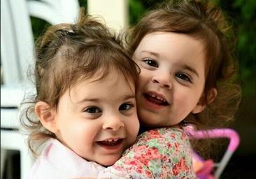 Emma y Yuli Cunio, las gemelas de 3 años de origen argentino liberadas por Hamás junto a su madre