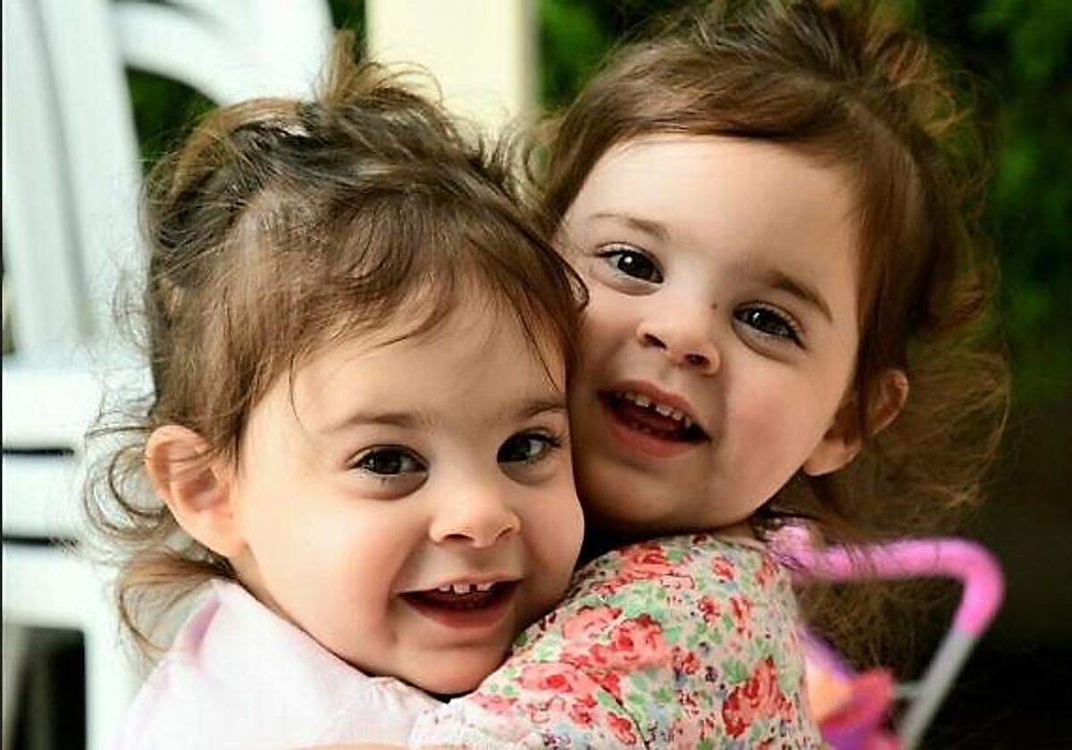 La gemelas Yuli y Emma Cunio, de tan sólo 3 años, liberadas por Hamás tras más de 50 días de cautiverio