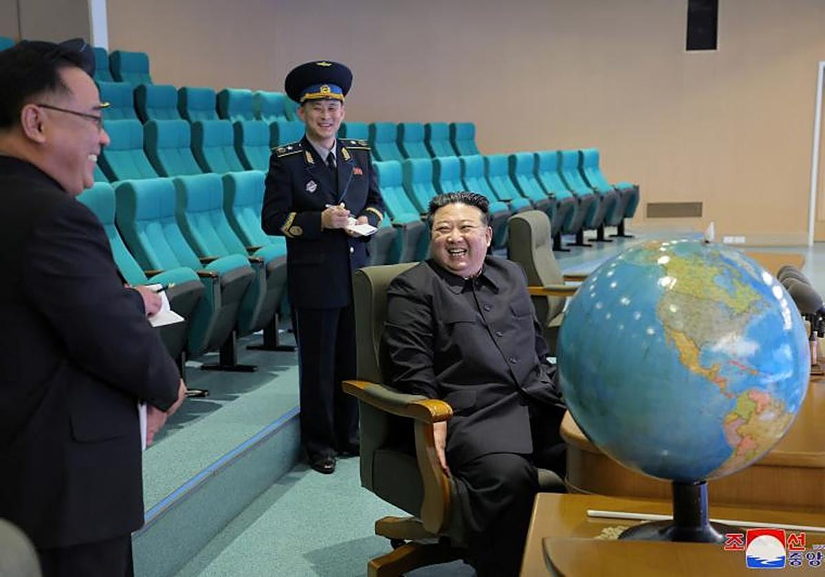 El líder norcoreano Kim Jong-un revisando fotografías del nuevo satélite espía militar del país
