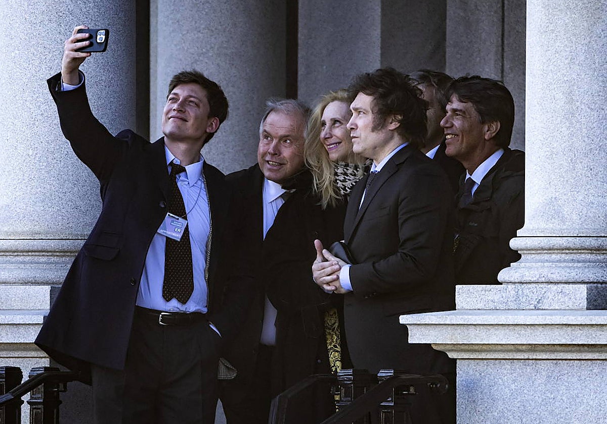 Milei posa para una fotografía durante su visita a Washington