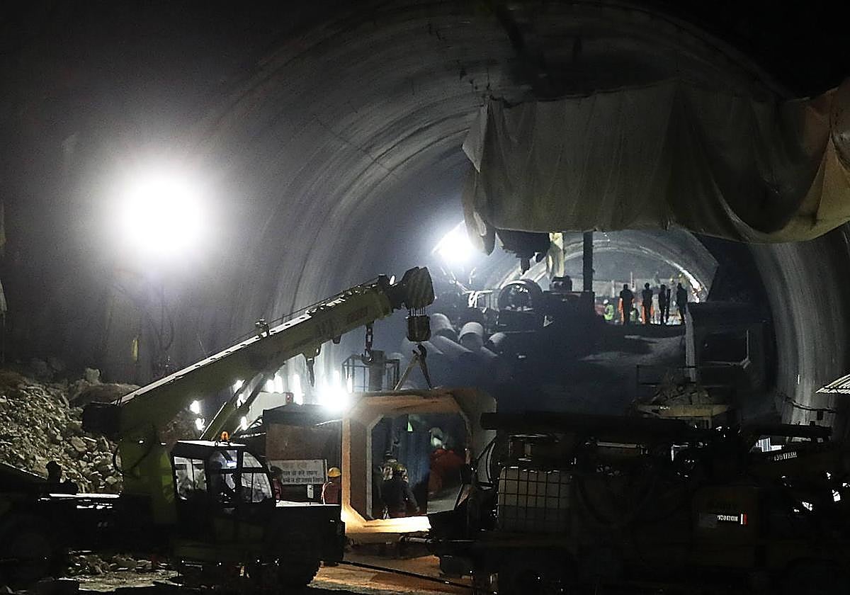 Trabajos de rescate de los obreros atrapados en un túnel en la India