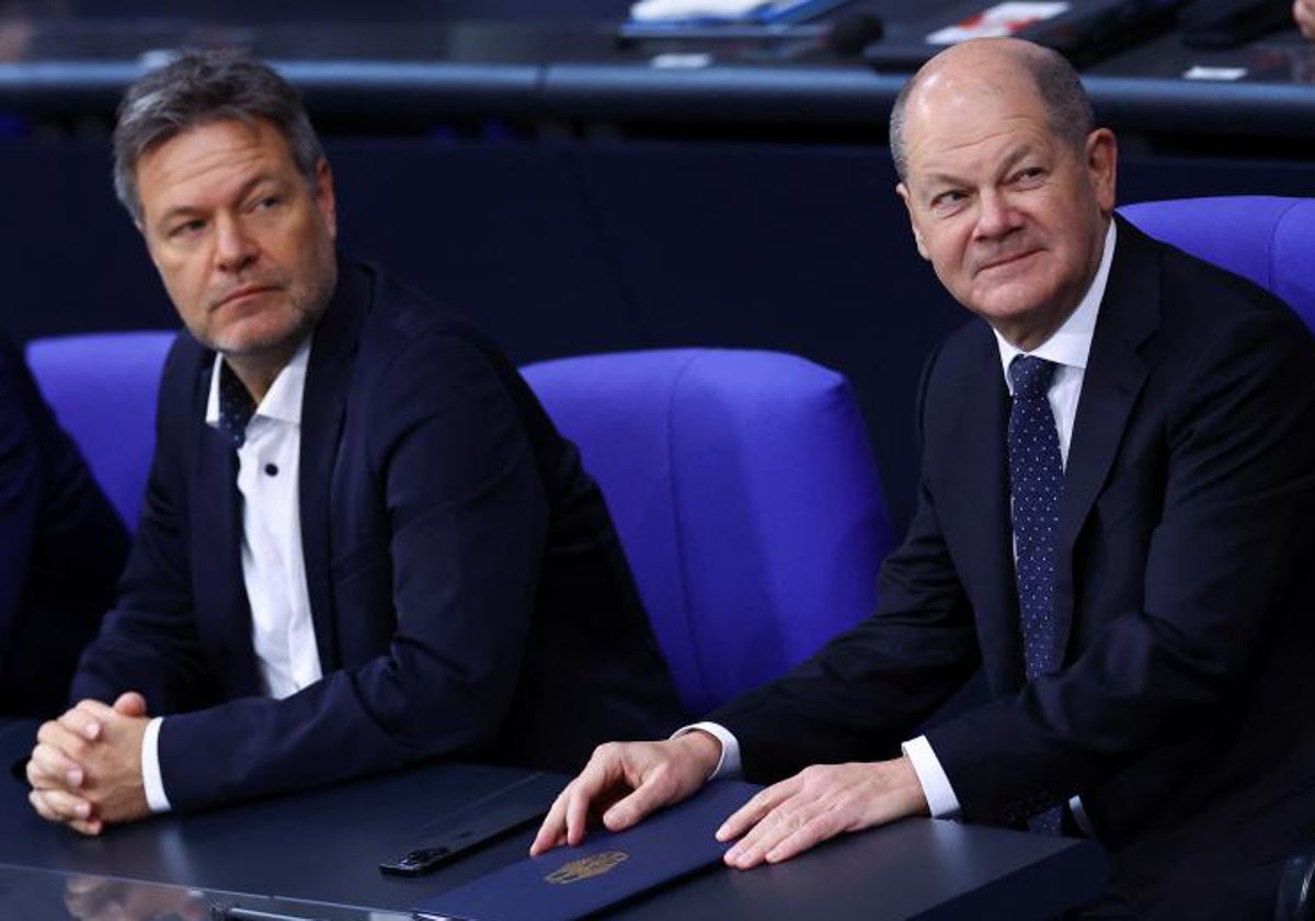 Olaf Scholz (derecha) con su ministro de Economía, Robert Habeck