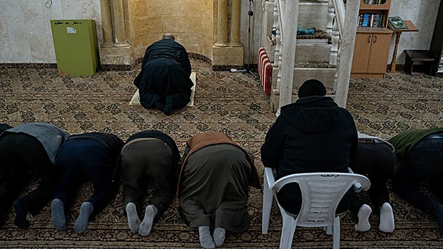 Un grupo de musulmanes reza en Hebrón